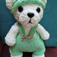 Игрушка связана с любовью в каждой петельке. Мягкая и нежная в объятьях ваших рук. Очаровательный вязаный мишка амигуруми — идеальный подарок для ребёнка или украшение интерьера. Игрушка выполнена вручную из мягкой плюшевой пряжи, которая приятна на ощупь и абсолютно безопасна для малышей. Особенности: Материал: высококачественная плюшевая пряжа, гипоаллергенная, не вызывает раздражения. Дизайн: мишка одет в уютный зелёный комбинезон и шапочку в тон, украшенные милыми декоративными элементами в виде вертолётиков. Детализация: выразительные чёрные глазки придают игрушке живой и дружелюбный вид; аккуратный носик выполнен из безопасного материала. Наполнитель: холлофайбер, который обеспечивает мягкость и сохраняет форму игрушки. Размер: компактный, удобно держать в руках. 36 см. Безопасность: все элементы надёжно закреплены, отсутствуют мелкие съёмные детали, которые могут представлять опасность для ребёнка. Для кого подойдёт: в качестве подарка ребёнку на день рождения, Новый год или другой праздник; как милый сувенир для близких; для украшения детской комнаты или рабочего стола; для коллекционеров вязаных игрушек. Преимущества: ручная работа — каждая игрушка уникальна; экологичные и безопасные материалы; долговечность: игрушка не теряет форму и цвет при бережном использовании; стильный дизайн с милыми деталями. Подарите себе или близким немного тепла и уюта с этим очаровательным вязаным мишкой! Возможно изготовление под Ваши пожелания в другом цвете,комплектации аксессуаров. Всегда рады помочь Вам с выбором. С любовью и теплом для Вас Вязаные прелести.