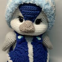 Вязаная игрушка Пингвин Вязаный Пингвин— очаровательная мягкая игрушка ручной работы, связанная крючком. Высота: 24 см). Выполнена из плюшевой пряжи с г ипоаллергенным холлофайбером внутри. Особенности: вязаные крылышки, съёмный комбинезон на пуговичках, безопасные глазки на креплении. Подходит для детей любого возраста, коллекционеров и в качестве праздничного подарка.