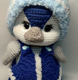 Вязаная игрушка Пингвин Вязаный Пингвин— очаровательная мягкая игрушка ручной работы, связанная крючком. Высота: 24 см). Выполнена из плюшевой пряжи с г ипоаллергенным холлофайбером внутри. Особенности: вязаные крылышки, съёмный комбинезон на пуговичках, безопасные глазки на креплении. Подходит для детей любого возраста, коллекционеров и в качестве праздничного подарка.