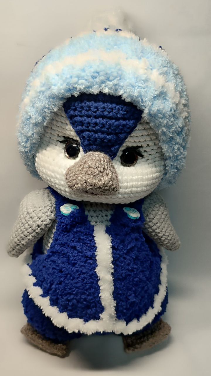 photo_2025-12-01_20-46-49 Вязаная игрушка Пингвин Вязаный Пингвин— очаровательная мягкая игрушка ручной работы, связанная крючком. Высота: 24 см). Выполнена из плюшевой пряжи с г ипоаллергенным холлофайбером внутри. Особенности: вязаные крылышки, съёмный комбинезон на пуговичках, безопасные глазки на креплении. Подходит для детей любого возраста, коллекционеров и в качестве праздничного подарка.