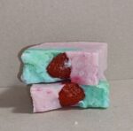 Это мыло — маленький ритуал удовольствия, объединяющий заботу о коже с наслаждением от аромата тропических фруктов и лесных ягод.