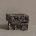 Это мыло — чувственный ритуал удовольствия, превращающий ежедневное умывание в мини‑церемонию шоколадного спа. Каждый брусок создаётся вручную с использованием натуральных ингредиентов, дарящих коже заботу и наслаждение.