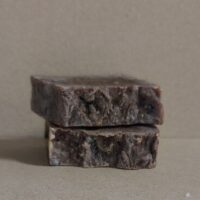 Это мыло — чувственный ритуал удовольствия, превращающий ежедневное умывание в мини‑церемонию шоколадного спа. Каждый брусок создаётся вручную с использованием натуральных ингредиентов, дарящих коже заботу и наслаждение.