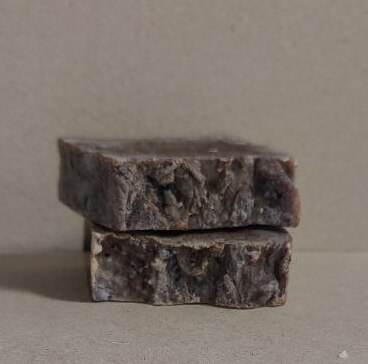 photo_2025-12-02_09-29-11 Это мыло — чувственный ритуал удовольствия, превращающий ежедневное умывание в мини‑церемонию шоколадного спа. Каждый брусок создаётся вручную с использованием натуральных ингредиентов, дарящих коже заботу и наслаждение.