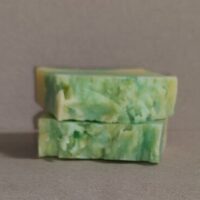 Позвольте себе перенестись на цветущий летний луг — с мылом, которое дарит коже нежность природы и воспоминания о тёплых солнечных днях.