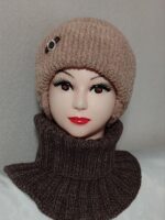 Вязаная шапка с отворотом