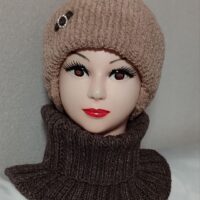 Вязаная шапка с отворотом