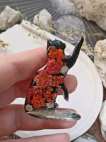 Броши кошки на черном фоне