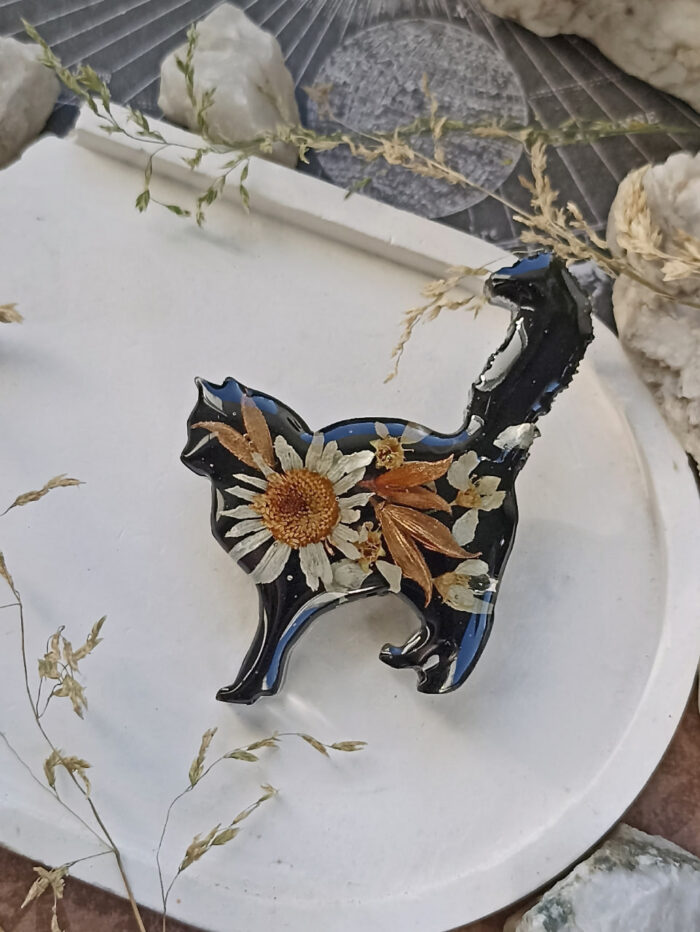 Броши кошки на черном фоне — изображение 2