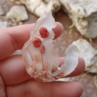 Броши кошки на белом фоне