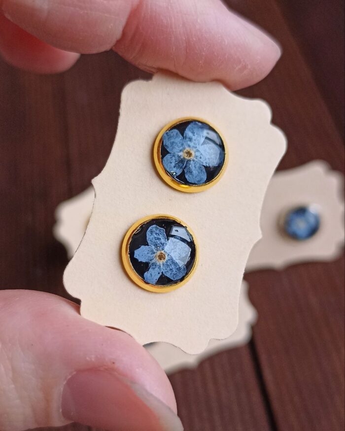 Сережки-гвоздики с незабудками — изображение 2