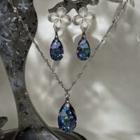 Откройте для себя магию блеска с изысканным комплектом украшений Swarovski — сочетание серёжек и кулона, которое станет жемчужиной вашей коллекции.