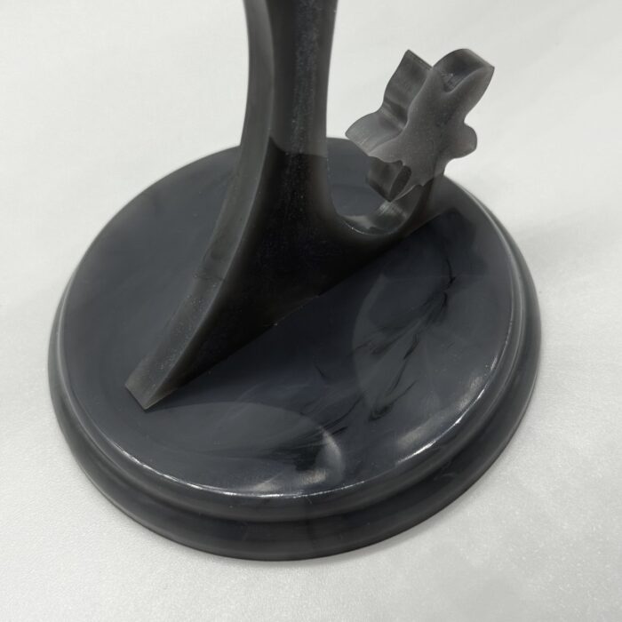 Перед вами изящная подставка для украшений.