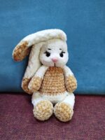 Представляем очаровательного плюшевого зайца, выполненного вручную с любовью и вниманием к деталям. Эта мягкая игрушка станет верным другом для ребёнка или милым украшением интерьера. Материал: высококачественная плюшевая пряжа, приятная на ощупь, гипоаллергенная. Глаза и носик на безопасном креплении. Дизайн:длинные мягкие ушки, придающие игрушке особый шарм;выразительные глазки с ресничками, создающие «живой» взгляд;милый розовый носик; аккуратные лапки и туловище с объёмной текстурой; классическая цветовая гамма: бежево-белые оттенки, которые делают игрушку универсальной. Размер: компактный, удобно держать в руках (точный размер уточняйте при заказе). Изделие безопасно для детей.Не вызывают аллергии, подходят даже для самых маленьких. Подойдёт как для игр, так и для коллекционирования, украшения детской комнаты. Рекомендации по уходу:бережная ручная стирка в прохладной воде(30°);избегать использования агрессивных моющих средств;сушить в расправленном виде вдали от прямых солнечных лучей. Эта плюшевая зайка подарит тепло и уют, станет любимым спутником вашего ребёнка или оригинальным подарком для близких. Подарите радость с этой очаровательной игрушкой!