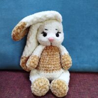 Представляем очаровательного плюшевого зайца, выполненного вручную с любовью и вниманием к деталям. Эта мягкая игрушка станет верным другом для ребёнка или милым украшением интерьера. Материал: высококачественная плюшевая пряжа, приятная на ощупь, гипоаллергенная. Глаза и носик на безопасном креплении. Дизайн:длинные мягкие ушки, придающие игрушке особый шарм;выразительные глазки с ресничками, создающие «живой» взгляд;милый розовый носик; аккуратные лапки и туловище с объёмной текстурой; классическая цветовая гамма: бежево-белые оттенки, которые делают игрушку универсальной. Размер: компактный, удобно держать в руках (точный размер уточняйте при заказе). Изделие безопасно для детей.Не вызывают аллергии, подходят даже для самых маленьких. Подойдёт как для игр, так и для коллекционирования, украшения детской комнаты. Рекомендации по уходу:бережная ручная стирка в прохладной воде(30°);избегать использования агрессивных моющих средств;сушить в расправленном виде вдали от прямых солнечных лучей. Эта плюшевая зайка подарит тепло и уют, станет любимым спутником вашего ребёнка или оригинальным подарком для близких. Подарите радость с этой очаровательной игрушкой!