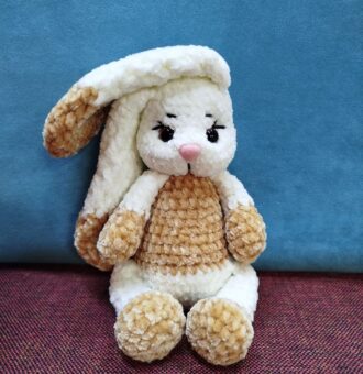 Представляем очаровательного плюшевого зайца, выполненного вручную с любовью и вниманием к деталям. Эта мягкая игрушка станет верным другом для ребёнка или милым украшением интерьера. Материал: высококачественная плюшевая пряжа, приятная на ощупь, гипоаллергенная. Глаза и носик на безопасном креплении. Дизайн:длинные мягкие ушки, придающие игрушке особый шарм;выразительные глазки с ресничками, создающие «живой» взгляд;милый розовый носик; аккуратные лапки и туловище с объёмной текстурой; классическая цветовая гамма: бежево-белые оттенки, которые делают игрушку универсальной. Размер: компактный, удобно держать в руках (точный размер уточняйте при заказе). Изделие безопасно для детей.Не вызывают аллергии, подходят даже для самых маленьких. Подойдёт как для игр, так и для коллекционирования, украшения детской комнаты. Рекомендации по уходу:бережная ручная стирка в прохладной воде(30°);избегать использования агрессивных моющих средств;сушить в расправленном виде вдали от прямых солнечных лучей. Эта плюшевая зайка подарит тепло и уют, станет любимым спутником вашего ребёнка или оригинальным подарком для близких. Подарите радость с этой очаровательной игрушкой!