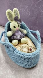 Милейшая вязаная люлька для куклы , мягкой игрушки— идеальный аксессуар для детских игр. Изделие выполнено вручную из хб шнура нежно-голубого цвета, что придаёт ему особую уютность и привлекательность. Особенности: Люлька:связана крючком, имеет прочную и аккуратную вязку; оснащена удобными боковыми ручками для переноски; форма люльки эргономична, идеально подходит для размещения куклы или игрушки; внутри находится матрас,подушка,одеяло из бязи (детский принт), создающим дополнительный уют. Преимущества: ручная работа — уникальность и качество исполнения; гипоаллергенные материалы, безопасные для ребёнка; компактный размер, удобный для игр и хранения; эстетичный дизайн, который понравится как детям, так и взрослым. Назначение: для сюжетных игр с куклами и мягкими игрушками; как декоративный элемент в детской комнате; в качестве подарка для маленькой принцессы. Рекомендации по уходу: ручная стирка в тёплой воде (до 30°C); сушка в расправленном виде вдали от прямых солнечных лучей. Этот комплект подарит ребёнку массу положительных эмоций и станет любимым элементом игровой зоны. Этот очаровательный набор ручной работы идеально подойдёт для сюжетных игр с куклами и игрушками. В комплект входят: Вязаная люлька из хб шнура нежно-голубого цвета. Постельные принадлежности из ткани бязь с детским принтом. Подарите ребёнку немного волшебства с этим милым набором!