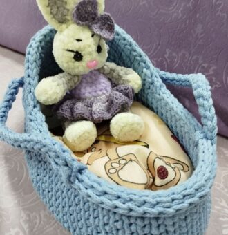 Милейшая вязаная люлька для куклы , мягкой игрушки— идеальный аксессуар для детских игр. Изделие выполнено вручную из хб шнура нежно-голубого цвета, что придаёт ему особую уютность и привлекательность. Особенности: Люлька:связана крючком, имеет прочную и аккуратную вязку; оснащена удобными боковыми ручками для переноски; форма люльки эргономична, идеально подходит для размещения куклы или игрушки; внутри находится матрас,подушка,одеяло из бязи (детский принт), создающим дополнительный уют. Преимущества: ручная работа — уникальность и качество исполнения; гипоаллергенные материалы, безопасные для ребёнка; компактный размер, удобный для игр и хранения; эстетичный дизайн, который понравится как детям, так и взрослым. Назначение: для сюжетных игр с куклами и мягкими игрушками; как декоративный элемент в детской комнате; в качестве подарка для маленькой принцессы. Рекомендации по уходу: ручная стирка в тёплой воде (до 30°C); сушка в расправленном виде вдали от прямых солнечных лучей. Этот комплект подарит ребёнку массу положительных эмоций и станет любимым элементом игровой зоны. Этот очаровательный набор ручной работы идеально подойдёт для сюжетных игр с куклами и игрушками. В комплект входят: Вязаная люлька из хб шнура нежно-голубого цвета. Постельные принадлежности из ткани бязь с детским принтом. Подарите ребёнку немного волшебства с этим милым набором!