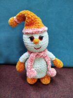 Описание товара: вязаный плюшевый снеговик амигуруми Подарите себе или близким частичку зимней сказки с этим очаровательным вязаным снеговиком, выполненным в технике амигуруми! Ручная работа и внимание к деталям делают эту игрушку по-настоящему уникальной. Особенности: Материал: мягкая плюшевая пряжа, приятная на ощупь, гипоаллергенная. Дизайн: белоснежное туловище и голова создают образ классического снеговика; яркий оранжевый колпак с розовой окантовкой добавляет игривости; морковный нос оранжевого цвета — узнаваемый элемент образа; выразительные глазки с блеском, создающие «живой» взгляд; весёлая красная улыбка придаёт игрушке дружелюбный вид; розовый шарф с объёмными помпонами — стильный акцент; оранжевые «рукавички» и «сапожки» гармонично дополняют образ. Размер: компактный, удобно держать в руках (точный размер уточняйте при заказе). Наполнитель: безопасный синтепух, обеспечивающий мягкость и упругость. Безопасность: все элементы надёжно закреплены, изделие абсолютно безопасно для детей. Преимущества: Ручная работа: каждая игрушка уникальна, с небольшими отличиями в деталях вязки. Экологичные материалы: не вызывают аллергии, подходят даже для самых маленьких. Долговечность: пряжа устойчива к износу, игрушка сохраняет форму и цвет долгое время. Универсальность: подойдёт как для игр, так и для украшения интерьера в зимний период или на Новый год. Яркий дизайн: поднимет настроение и станет любимым другом ребёнка или милым сувениром для взрослых. Рекомендации по уходу: бережная ручная стирка в прохладной воде; избегать использования агрессивных моющих средств; сушить в расправленном виде вдали от прямых солнечных лучей. Этот вязаный снеговик принесёт в дом атмосферу уюта и праздника. Отличный выбор для подарка на Новый год, Рождество или просто для создания зимнего настроения!