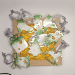 На изображении представлен набор елочных игрушек. Эти украшения словно сошли со страниц волшебной сказки. Каждая игрушка — это миниатюрное произведение искусства, созданное из эпоксидной смолы что делает их легкими, прочными и долговечными, и переливается на свету, как звездная пыль.