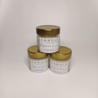 Ароматическая свеча «Булочка с корицей» — эликсир уюта из волшебного мира Перед вами не просто свеча, а магический артефакт, созданный вручную искусными алхимиками тепла и аромата. Эта миниатюрная баночка хранит в себе тайну сказочной пекарни, затерянной в лесах эльфийского королевства. Как только фитиль вспыхнет, в воздухе зазвучит древнее заклинание — аромат свежей выпечки, сплетённый с пряной корицей. Это не просто запах, а портал в мир, где каждый вечер наполнен уютом и волшебством.