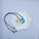 Кулон «Звёздная галактика» Этот кулон — не просто украшение, а настоящий портал в мир магии и звёздных тайн. Его подвески, словно кусочки ночного неба, переливаются оттенками синего, золотого и фиолетового, напоминая о далёких галактиках и сиянии луны. Каждая подвеска — это миниатюрная вселенная, полная загадок и волшебства. Подвески на металической основе изготовлены из прочной эпоксидной смолы, а шнурки — из качественного материала, обеспечивающего комфорт при ношении. Носите этот кулон, чтобы почувствовать себя частью бескрайнего космоса, где звёзды шепчут свои древние тайны, а луна освещает путь в самые тёмные ночи. Оно станет вашим талисманом, который принесёт вдохновение и защитит от тьмы.