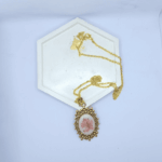 Кулон «Шепот древних садов» — амулет эльфийских лесов Перед вами не просто украшение, а магический артефакт, рождённый на стыке реальности и чар. Этот кулон — словно осколок зачарованного сада, где цветы никогда не увядают, а лепестки хранят память о древних заклинаниях. Овальный медальон обрамлён изысканной золотой оправой, украшенной миниатюрными цветочными узорами. Говорят, эти узоры выгравированы не рукой мастера, а самой природой — будто лесные духи шепнули металлу свой тайный орнамент. В центре кулона — загадочный состав,на котором застыл нежный розовый цветок, заключённый в прозрачную смолу. Это не просто растение — это «сердце леса», впитавшее силу тысячелетних деревьев и энергию утренней росы. Легенда гласит, что каждый лепесток хранит одно древнее пророчество. Металлическая цепочка под золото, на которой держится амулет, будто сплетена из солнечных лучей. Она не только украшает, но и служит проводником магии: связывает владельца с природой, помогает слышать шёпот ветра и понимать язык цветов. Считается, что кулон «Шепот древних садов» обладает особыми свойствами: * защищает от тёмной магии и злых чар; * приносит гармонию и умиротворение, помогая найти баланс между внутренним миром и реальностью; * открывает сердце для вдохновения — достаточно взглянуть на него, чтобы почувствовать прилив творческих сил; * служит талисманом для путешественников, оберегая в пути и подсказывая верный маршрут. Носите этот кулон как символ связи с волшебным миром природы. Пусть он станет вашим личным оберегом, хранителем тайн и источником силы в каждом дне. Откройте дверь в сказку — она ближе, чем кажется!