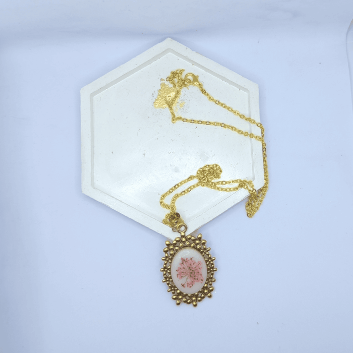 Кулон «Шепот древних садов» — амулет эльфийских лесов Перед вами не просто украшение, а магический артефакт, рождённый на стыке реальности и чар. Этот кулон — словно осколок зачарованного сада, где цветы никогда не увядают, а лепестки хранят память о древних заклинаниях. Овальный медальон обрамлён изысканной золотой оправой, украшенной миниатюрными цветочными узорами. Говорят, эти узоры выгравированы не рукой мастера, а самой природой — будто лесные духи шепнули металлу свой тайный орнамент. В центре кулона — загадочный состав,на котором застыл нежный розовый цветок, заключённый в прозрачную смолу. Это не просто растение — это «сердце леса», впитавшее силу тысячелетних деревьев и энергию утренней росы. Легенда гласит, что каждый лепесток хранит одно древнее пророчество. Металлическая цепочка под золото, на которой держится амулет, будто сплетена из солнечных лучей. Она не только украшает, но и служит проводником магии: связывает владельца с природой, помогает слышать шёпот ветра и понимать язык цветов. Считается, что кулон «Шепот древних садов» обладает особыми свойствами: * защищает от тёмной магии и злых чар; * приносит гармонию и умиротворение, помогая найти баланс между внутренним миром и реальностью; * открывает сердце для вдохновения — достаточно взглянуть на него, чтобы почувствовать прилив творческих сил; * служит талисманом для путешественников, оберегая в пути и подсказывая верный маршрут. Носите этот кулон как символ связи с волшебным миром природы. Пусть он станет вашим личным оберегом, хранителем тайн и источником силы в каждом дне. Откройте дверь в сказку — она ближе, чем кажется!