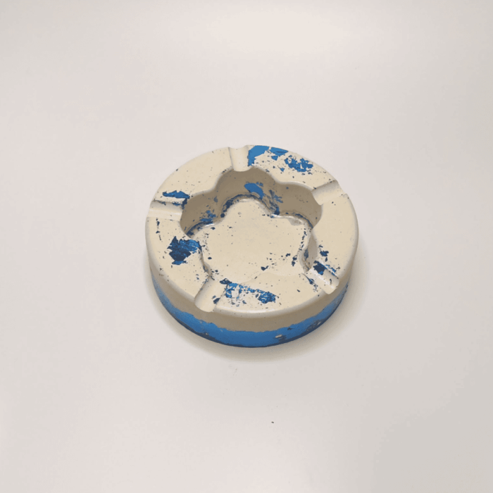 Пепельница-артефакт из зачарованного гипса: осколок древних рун Перед вами не просто пепельница, а древний артефакт, пробуждённый мастерами из забытых земель. Этот магический предмет словно вырван из страниц старинного гримуара — его форма хранит в себе печать древних заклинаний, а сине-белая гамма напоминает о небесных вратах, через которые некогда спускались духи стихий. Особенности «осколка рун»: * Материал: прочный гипс, пропитанный защитными чарами (устойчив к жару и времени). * Дизайн: углубления в центре — это не просто выемки, а рунические символы, сдерживающие энергию огня. Говорят, что если долго смотреть на них, можно увидеть мерцание искр. * Цветовая гамма: сочетание белоснежного фона и глубоких синих мазков создаёт иллюзию магического свечения. Это не случайный узор — так проявляется сила элементалей, заключённых в гипсе. * Форма: круглая основа символизирует защиту, а внутренние линии — потоки энергии, которые не дают злу проникнуть в ваш дом. Легенда: По преданию, такие пепельницы использовали хранители порталов между мирами. Они клали в них тлеющие угли ритуальных костров, чтобы сдерживать прорывы теней из нижних планов. Сегодня этот артефакт станет не только практичным предметом, но и оберегом для вашего жилища. Почему этот предмет уникален? * Эстетика: превратит любой интерьер в уголок волшебного замка. * Практичность: прочная конструкция выдержит даже самый жаркий пепел. * Энергетика: по легенде, поглощает негативные эмоции, оставляя лишь спокойствие и прохладу. * Эксклюзивность: каждый экземпляр обладает неповторимым узором — как отпечаток драконьей чешуи. Позвольте этому магическому артефакту стать частью вашего быта. Пусть каждая тлеющая сигарета превращается в крошечный ритуал, а ваш дом наполняется атмосферой древних легенд!