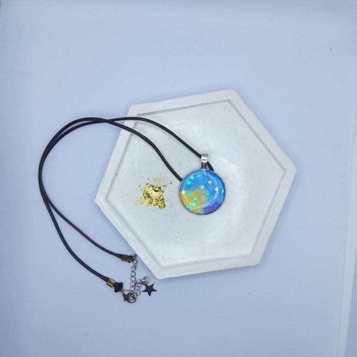 Кулон «Звёздная галактика» Этот кулон — не просто украшение, а настоящий портал в мир магии и звёздных тайн. Его подвески, словно кусочки ночного неба, переливаются оттенками синего, золотого и фиолетового, напоминая о далёких галактиках и сиянии луны. Каждая подвеска — это миниатюрная вселенная, полная загадок и волшебства. Подвески на металической основе изготовлены из прочной эпоксидной смолы, а шнурки — из качественного материала, обеспечивающего комфорт при ношении. Носите этот кулон, чтобы почувствовать себя частью бескрайнего космоса, где звёзды шепчут свои древние тайны, а луна освещает путь в самые тёмные ночи. Оно станет вашим талисманом, который принесёт вдохновение и защитит от тьмы.