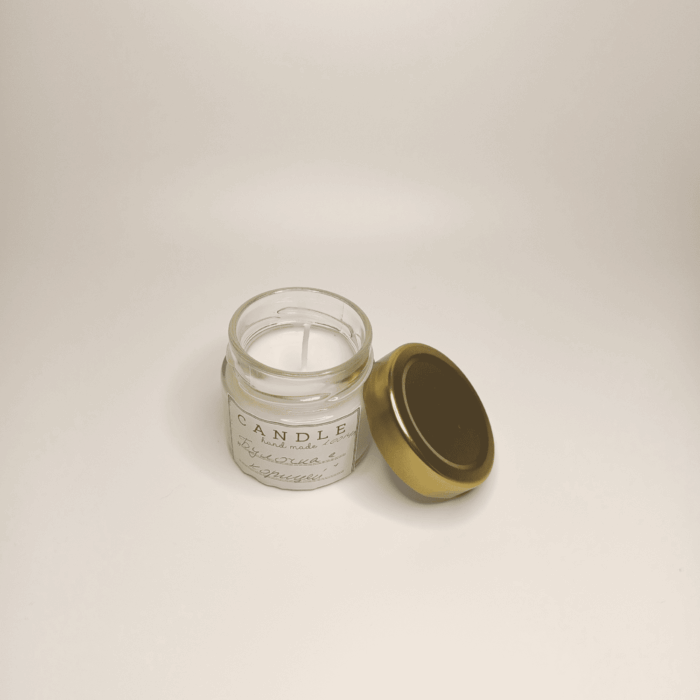 Ароматическая свеча «Булочка с корицей» — эликсир уюта из волшебного мира Перед вами не просто свеча, а магический артефакт, созданный вручную искусными алхимиками тепла и аромата. Эта миниатюрная баночка хранит в себе тайну сказочной пекарни, затерянной в лесах эльфийского королевства. Как только фитиль вспыхнет, в воздухе зазвучит древнее заклинание — аромат свежей выпечки, сплетённый с пряной корицей. Это не просто запах, а портал в мир, где каждый вечер наполнен уютом и волшебством. Особенности магического эликсира: * Чародейский аромат: нежная выпечка, окутанная облаком коричного дыма — словно кусочек пирога, материализовавшийся из воздуха. * Натуральные ингредиенты: соевый и кокосовый воск — основа, одобренная самими лесными духами. Чистое, бездымное горение, как дыхание дракона в морозный вечер. * Элегантная упаковка: стеклянная баночка с золотой крышкой — словно сосуд для древних зелий. Идеально впишется в любой уголок вашего замка или хижины ведьмы. * Долговечность: более 20 часов магического свечения. Свеча не теряет аромата, как клятва, данная на рассвете. Как использовать: * для создания атмосферы уюта в библиотеке, где хранятся древние фолианты; * во время ритуалов релаксации — пусть аромат унесёт вас в мир сладких грёз; * как часть декора в «зале советов» — добавьте нотку домашнего тепла в обсуждения с друзьями; * для медитации: позвольте запаху корицы вести вас по тропам воспоминаний. Легенда: Говорят, что эта свеча создана по рецепту старой ведьмы из деревни Лунного Света. Она добавляла в воск щепотку счастья, каплю спокойствия и горсть воспоминаний о детстве. Теперь каждый, кто зажжёт эту свечу, почувствует, как тревоги растворяются, уступая место умиротворению. Позвольте «Булочке с корицей» стать вашим личным заклинанием уюта. Зажгите фитиль — и пусть магия начнётся!