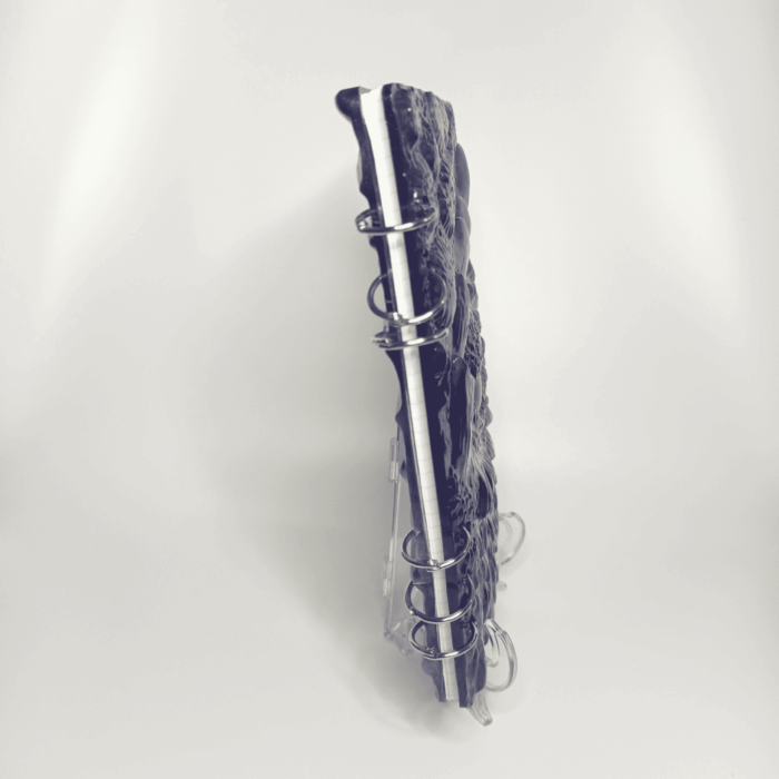 Гримуар «Глаз Дракона»: блокнот, хранящий древние тайны Перед вами не просто блокнот, а магический гримуар — реликвия, рождённая на стыке искусства и волшебства. Его обложка, словно выкованная из драконьей чешуи, переливается глубоким синим цветом, напоминая ночное небо, опалённое дыханием дракона. В центре обложки — **живой драконий глаз**, будто следящий за каждым вашим движением. Этот мистический взгляд пробуждает воображение: кажется, что дракон готов пробудиться в любой момент, чтобы поделиться своими тайнами или защитить записи от посторонних глаз. Рельефные узоры вокруг глаза напоминают чешую и шипы, добавляя артефакту аутентичности. Особенности магического гримуара: * Прочная обложка из эпоксидной смолы с трёхмерным дизайном — не просто украшение, а оберег от злых чар. * Съёмные листы — возможность менять пергамент по своему усмотрению: для записей заклинаний, эскизов мифических существ или тайных посланий. * Глубокий синий цвет — символ мудрости и силы, который настраивает на серьёзный творческий лад. * Металлические кольца — надёжная защита содержимого, как доспехи для рыцаря. Этот блокнот идеально подойдёт: * магам и алхимикам для записи древних формул; * писателям фэнтези для создания эпических историй; * художникам для зарисовок волшебных существ; * искателям приключений, желающим вести дневник своих подвигов. Легенда гласит: тот, кто откроет этот гримуар с чистым сердцем, обретёт вдохновение, способное перенести его в миры, где драконы правят небесами, а магия — часть повседневной жизни. Позвольте «Глазу Дракона» стать вашим проводником в мир фантазии. Откройте обложку — и шагните в сказку!