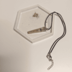 Кулон с окурком: загадочный аксессуар с характером — изображение 3