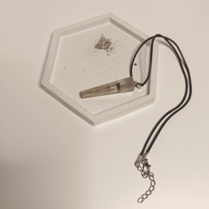 Кулон с окурком: загадочный аксессуар с характером — изображение 3