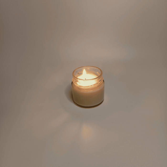 Ароматическая свеча «Булочка с корицей» — эликсир уюта из волшебного мира Перед вами не просто свеча, а магический артефакт, созданный вручную искусными алхимиками тепла и аромата. Эта миниатюрная баночка хранит в себе тайну сказочной пекарни, затерянной в лесах эльфийского королевства. Как только фитиль вспыхнет, в воздухе зазвучит древнее заклинание — аромат свежей выпечки, сплетённый с пряной корицей. Это не просто запах, а портал в мир, где каждый вечер наполнен уютом и волшебством. Особенности магического эликсира: * Чародейский аромат: нежная выпечка, окутанная облаком коричного дыма — словно кусочек пирога, материализовавшийся из воздуха. * Натуральные ингредиенты: соевый и кокосовый воск — основа, одобренная самими лесными духами. Чистое, бездымное горение, как дыхание дракона в морозный вечер. * Элегантная упаковка: стеклянная баночка с золотой крышкой — словно сосуд для древних зелий. Идеально впишется в любой уголок вашего замка или хижины ведьмы. * Долговечность: более 20 часов магического свечения. Свеча не теряет аромата, как клятва, данная на рассвете. Как использовать: * для создания атмосферы уюта в библиотеке, где хранятся древние фолианты; * во время ритуалов релаксации — пусть аромат унесёт вас в мир сладких грёз; * как часть декора в «зале советов» — добавьте нотку домашнего тепла в обсуждения с друзьями; * для медитации: позвольте запаху корицы вести вас по тропам воспоминаний. Легенда: Говорят, что эта свеча создана по рецепту старой ведьмы из деревни Лунного Света. Она добавляла в воск щепотку счастья, каплю спокойствия и горсть воспоминаний о детстве. Теперь каждый, кто зажжёт эту свечу, почувствует, как тревоги растворяются, уступая место умиротворению. Позвольте «Булочке с корицей» стать вашим личным заклинанием уюта. Зажгите фитиль — и пусть магия начнётся!