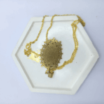 Кулон «Шепот древних садов» — амулет эльфийских лесов Перед вами не просто украшение, а магический артефакт, рождённый на стыке реальности и чар. Этот кулон — словно осколок зачарованного сада, где цветы никогда не увядают, а лепестки хранят память о древних заклинаниях. Овальный медальон обрамлён изысканной золотой оправой, украшенной миниатюрными цветочными узорами. Говорят, эти узоры выгравированы не рукой мастера, а самой природой — будто лесные духи шепнули металлу свой тайный орнамент. В центре кулона — загадочный состав,на котором застыл нежный розовый цветок, заключённый в прозрачную смолу. Это не просто растение — это «сердце леса», впитавшее силу тысячелетних деревьев и энергию утренней росы. Легенда гласит, что каждый лепесток хранит одно древнее пророчество. Металлическая цепочка под золото, на которой держится амулет, будто сплетена из солнечных лучей. Она не только украшает, но и служит проводником магии: связывает владельца с природой, помогает слышать шёпот ветра и понимать язык цветов. Считается, что кулон «Шепот древних садов» обладает особыми свойствами: * защищает от тёмной магии и злых чар; * приносит гармонию и умиротворение, помогая найти баланс между внутренним миром и реальностью; * открывает сердце для вдохновения — достаточно взглянуть на него, чтобы почувствовать прилив творческих сил; * служит талисманом для путешественников, оберегая в пути и подсказывая верный маршрут. Носите этот кулон как символ связи с волшебным миром природы. Пусть он станет вашим личным оберегом, хранителем тайн и источником силы в каждом дне. Откройте дверь в сказку — она ближе, чем кажется!