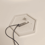 Кулон с окурком: загадочный аксессуар с характером Представляем вам необычный кулон, который сочетает в себе минимализм и дерзкий шарм. Изделие выполнено в виде удлинённого прозрачного кристалла, внутри которого заключён миниатюрный окурок — словно застывший фрагмент повседневности, превращённый в произведение искусства. Особенности кулона: * Материал: прозрачная смола или акрил, надёжно сохраняющая «секрет» внутри. * Дизайн: лаконичная форма с заострённым концом придаёт украшению современный вид. * Шнурок: прочный чёрный шнур с металлической застёжкой — универсальный вариант, который подойдёт к любой одежде. * Размер: компактный, не отвлекает от образа, но при этом заметен при ближайшем рассмотрении. Почему этот кулон стоит внимания? * Уникальный дизайн. Такой аксессуар точно выделит вас из толпы и станет поводом для интересных бесед. * Символика. Окурок в кулоне может восприниматься как ироничный символ свободы, непринуждённости или даже философии «живи настоящим моментом». * Универсальность. Подходит как мужчинам, так и женщинам — идеален для поклонников альтернативной моды, рок-стиля или кэжуал-образов. * Лёгкость в уходе. Прозрачный материал легко очищается, а шнур устойчив к износу. Этот кулон — не просто украшение, а смелое заявление о вашем чувстве юмора и индивидуальности. Носите его с джинсами и футболкой, кожаной курткой или даже с классическим пальто — он добавит образу изюминку и характер.