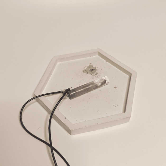 Кулон с окурком: загадочный аксессуар с характером Представляем вам необычный кулон, который сочетает в себе минимализм и дерзкий шарм. Изделие выполнено в виде удлинённого прозрачного кристалла, внутри которого заключён миниатюрный окурок — словно застывший фрагмент повседневности, превращённый в произведение искусства. Особенности кулона: * Материал: прозрачная смола или акрил, надёжно сохраняющая «секрет» внутри. * Дизайн: лаконичная форма с заострённым концом придаёт украшению современный вид. * Шнурок: прочный чёрный шнур с металлической застёжкой — универсальный вариант, который подойдёт к любой одежде. * Размер: компактный, не отвлекает от образа, но при этом заметен при ближайшем рассмотрении. Почему этот кулон стоит внимания? * Уникальный дизайн. Такой аксессуар точно выделит вас из толпы и станет поводом для интересных бесед. * Символика. Окурок в кулоне может восприниматься как ироничный символ свободы, непринуждённости или даже философии «живи настоящим моментом». * Универсальность. Подходит как мужчинам, так и женщинам — идеален для поклонников альтернативной моды, рок-стиля или кэжуал-образов. * Лёгкость в уходе. Прозрачный материал легко очищается, а шнур устойчив к износу. Этот кулон — не просто украшение, а смелое заявление о вашем чувстве юмора и индивидуальности. Носите его с джинсами и футболкой, кожаной курткой или даже с классическим пальто — он добавит образу изюминку и характер.