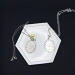 Кулоны «Звёздный шёпот» — эхо древних созвездий Перед вами не просто украшения, а магические реликвии, рождённые на стыке реальности и волшебства. Эти кулоны словно хранят в себе отблески далёких галактик, где звёзды сплетают свои истории в танце вечности. Каждый кулон обрамлён изящной металлической оправой в цвете серебра, напоминающей древние эльфийские узоры — будто искусные мастера зачаровали металл, чтобы он навеки хранил тайну небес. В центре — переливающийся состав, сотканный из оттенков ночного неба: глубокий синий плавно переходит в золотисто-жёлтый, словно рассвет, пробивающийся сквозь звёздную пыль. Маленькие искорки-звёзды, вкраплённые в состав, будто застыли в мгновении волшебства. Говорят, что каждая из них — это душа упавшей звезды, заключённая в амулет для защиты владельца. Эти звёзды шепчут древние заклинания, оберегая от бед и наполняя сердце вдохновением. Легенда гласит: тот, кто носит такой кулон, может услышать шёпот созвездий в тишине ночи. Они расскажут о забытых мирах, древних пророчествах и тайных тропах между измерениями. А если загадать желание под полной луной, держа кулон в ладони, оно непременно сбудется — ведь магия звёзд не знает преград. Позвольте этим кулонам стать вашими верными спутниками в путешествии по миру грёз и приключений. Они не просто украсят ваш образ — они станут частью вашей истории, наполняя каждый день магией и загадкой.