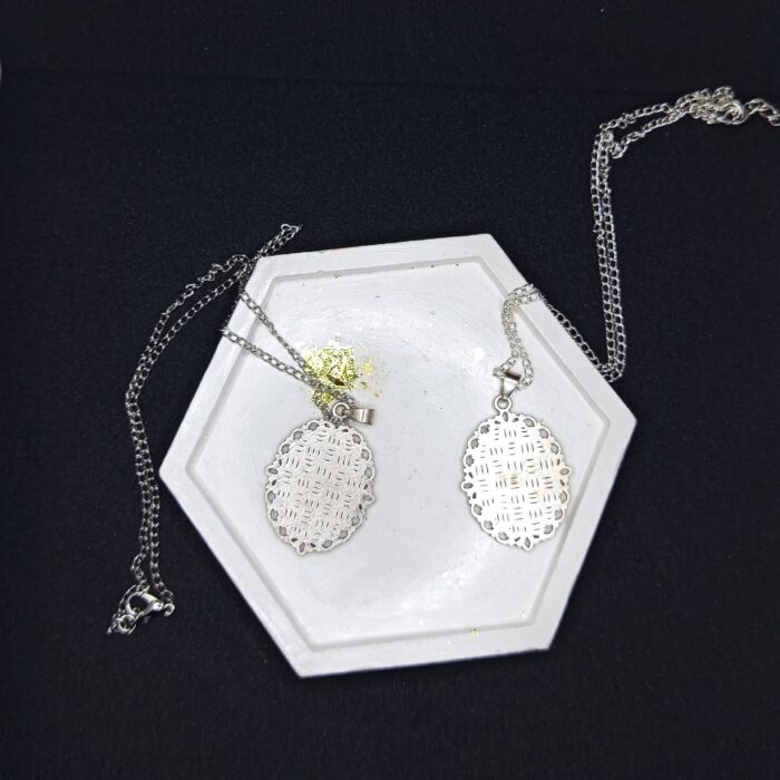 Кулоны «Звёздный шёпот» — эхо древних созвездий Перед вами не просто украшения, а магические реликвии, рождённые на стыке реальности и волшебства. Эти кулоны словно хранят в себе отблески далёких галактик, где звёзды сплетают свои истории в танце вечности. Каждый кулон обрамлён изящной металлической оправой в цвете серебра, напоминающей древние эльфийские узоры — будто искусные мастера зачаровали металл, чтобы он навеки хранил тайну небес. В центре — переливающийся состав, сотканный из оттенков ночного неба: глубокий синий плавно переходит в золотисто-жёлтый, словно рассвет, пробивающийся сквозь звёздную пыль. Маленькие искорки-звёзды, вкраплённые в состав, будто застыли в мгновении волшебства. Говорят, что каждая из них — это душа упавшей звезды, заключённая в амулет для защиты владельца. Эти звёзды шепчут древние заклинания, оберегая от бед и наполняя сердце вдохновением. Легенда гласит: тот, кто носит такой кулон, может услышать шёпот созвездий в тишине ночи. Они расскажут о забытых мирах, древних пророчествах и тайных тропах между измерениями. А если загадать желание под полной луной, держа кулон в ладони, оно непременно сбудется — ведь магия звёзд не знает преград. Позвольте этим кулонам стать вашими верными спутниками в путешествии по миру грёз и приключений. Они не просто украсят ваш образ — они станут частью вашей истории, наполняя каждый день магией и загадкой.