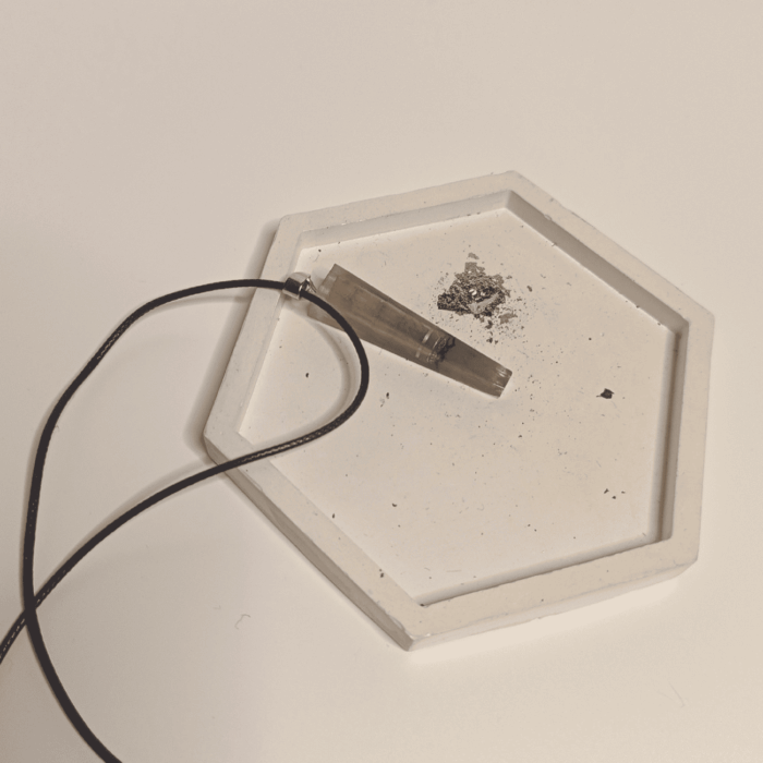 Кулон с окурком: загадочный аксессуар с характером — изображение 5