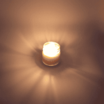 Ароматическая свеча «Булочка с корицей» — эликсир уюта из волшебного мира Перед вами не просто свеча, а магический артефакт, созданный вручную искусными алхимиками тепла и аромата. Эта миниатюрная баночка хранит в себе тайну сказочной пекарни, затерянной в лесах эльфийского королевства. Как только фитиль вспыхнет, в воздухе зазвучит древнее заклинание — аромат свежей выпечки, сплетённый с пряной корицей. Это не просто запах, а портал в мир, где каждый вечер наполнен уютом и волшебством. Особенности магического эликсира: * Чародейский аромат: нежная выпечка, окутанная облаком коричного дыма — словно кусочек пирога, материализовавшийся из воздуха. * Натуральные ингредиенты: соевый и кокосовый воск — основа, одобренная самими лесными духами. Чистое, бездымное горение, как дыхание дракона в морозный вечер. * Элегантная упаковка: стеклянная баночка с золотой крышкой — словно сосуд для древних зелий. Идеально впишется в любой уголок вашего замка или хижины ведьмы. * Долговечность: более 20 часов магического свечения. Свеча не теряет аромата, как клятва, данная на рассвете. Как использовать: * для создания атмосферы уюта в библиотеке, где хранятся древние фолианты; * во время ритуалов релаксации — пусть аромат унесёт вас в мир сладких грёз; * как часть декора в «зале советов» — добавьте нотку домашнего тепла в обсуждения с друзьями; * для медитации: позвольте запаху корицы вести вас по тропам воспоминаний. Легенда: Говорят, что эта свеча создана по рецепту старой ведьмы из деревни Лунного Света. Она добавляла в воск щепотку счастья, каплю спокойствия и горсть воспоминаний о детстве. Теперь каждый, кто зажжёт эту свечу, почувствует, как тревоги растворяются, уступая место умиротворению. Позвольте «Булочке с корицей» стать вашим личным заклинанием уюта. Зажгите фитиль — и пусть магия начнётся!