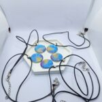 Кулон «Звёздная галактика» Этот кулон — не просто украшение, а настоящий портал в мир магии и звёздных тайн. Его подвески, словно кусочки ночного неба, переливаются оттенками синего, золотого и фиолетового, напоминая о далёких галактиках и сиянии луны. Каждая подвеска — это миниатюрная вселенная, полная загадок и волшебства. Подвески на металической основе изготовлены из прочной эпоксидной смолы, а шнурки — из качественного материала, обеспечивающего комфорт при ношении. Носите этот кулон, чтобы почувствовать себя частью бескрайнего космоса, где звёзды шепчут свои древние тайны, а луна освещает путь в самые тёмные ночи. Оно станет вашим талисманом, который принесёт вдохновение и защитит от тьмы.