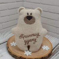Текстильный медвежонок с вышивкой — уют и тепло в каждой детали.
