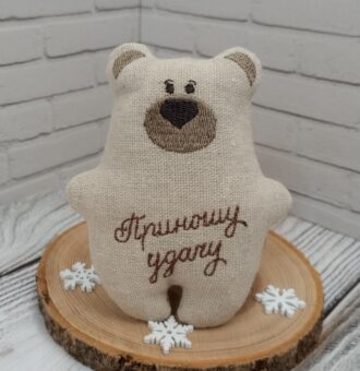 Текстильный медвежонок с вышивкой — уют и тепло в каждой детали.