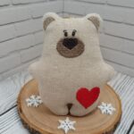 Текстильный медвежонок с вышивкой — уют и тепло в каждой детали.