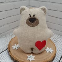 Текстильный медвежонок с вышивкой — уют и тепло в каждой детали.