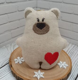 Текстильный медвежонок с вышивкой — уют и тепло в каждой детали.