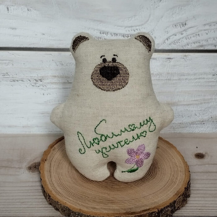 Текстильный медвежонок с вышивкой — уют и тепло в каждой детали.