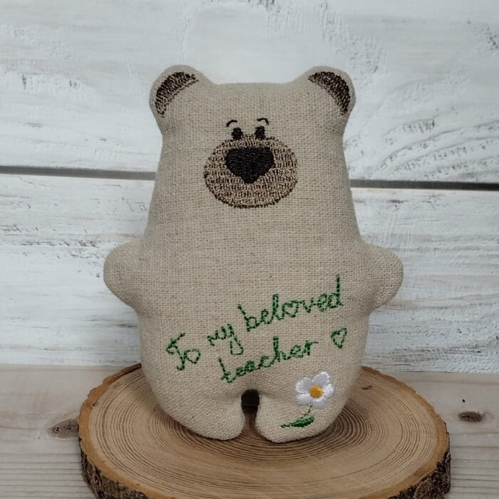 Текстильный медвежонок с вышивкой — уют и тепло в каждой детали.